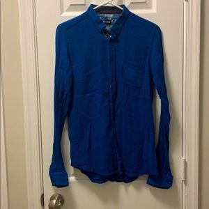 7camicle Men’s blue dress shirt.